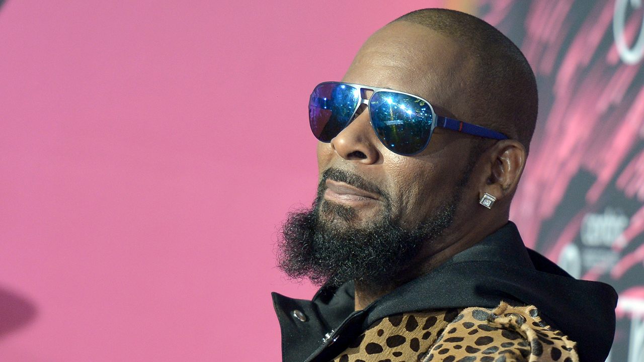 R Kelly Arrested On Sexual Abuse Charges!!