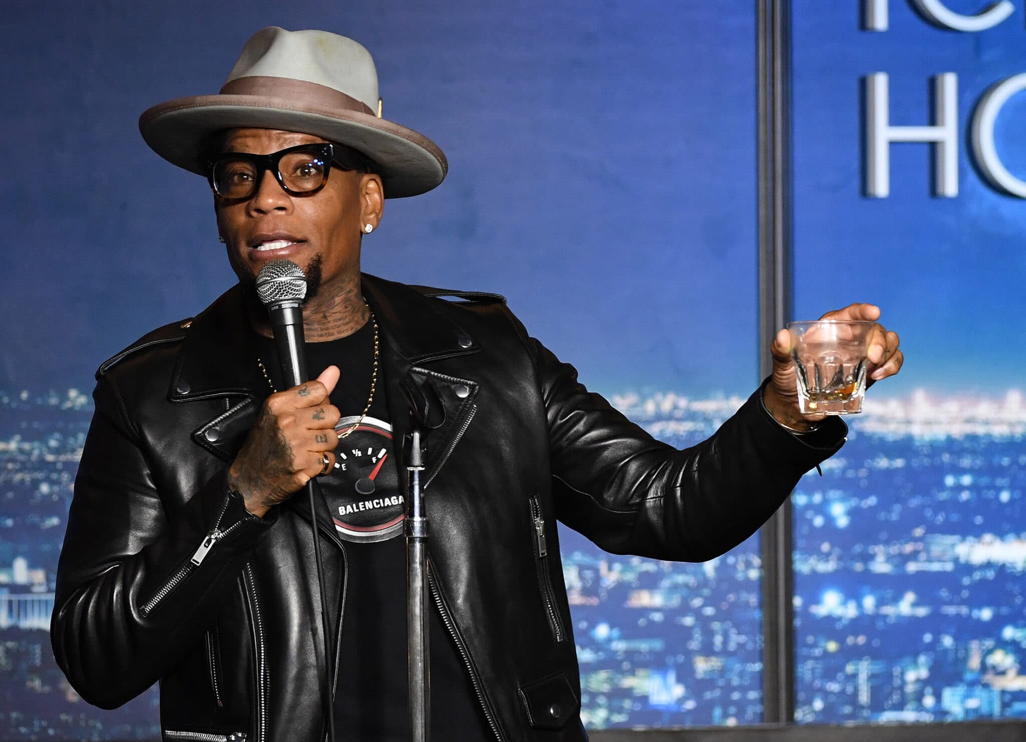 D. L. Hughley Passes Out On Stage!!!