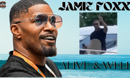 Jamie Foxx Was Spotted Waving At Fans While On A Boat